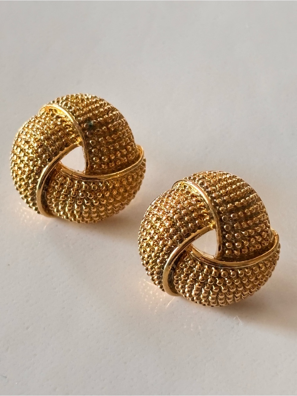 🦋2/25$?Vintage Avon Gold Tone Textured Trinity Knots Stud Earrings